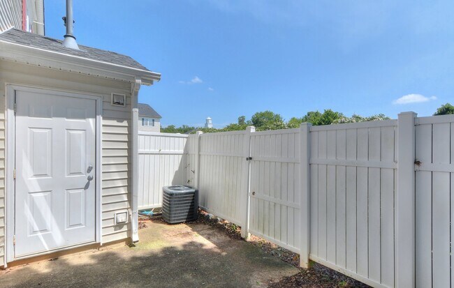 Building Photo - Beautiful 2 bed 2.5 bath Condo. Move-in Re...