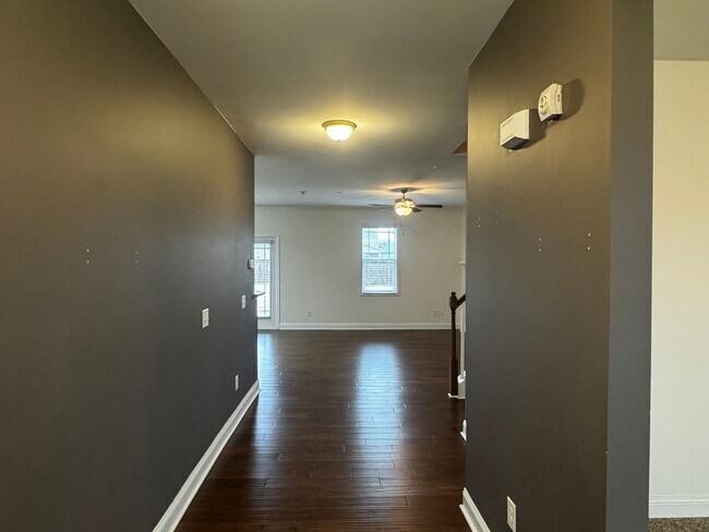 Building Photo - 5 Bedroom 3 Bath Home In Grays Creek