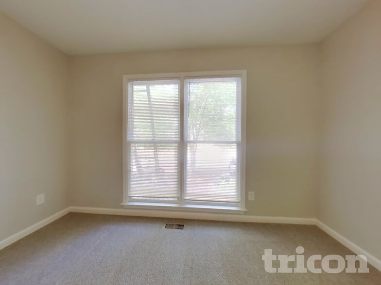 Building Photo - 450 Amsterdam Way