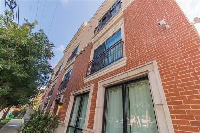 Building Photo - 1401 E 4th St