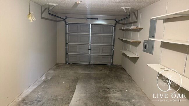 Building Photo - MOVE-IN SPECIAL: $500 OFF 1st MONTH'S RENT!**