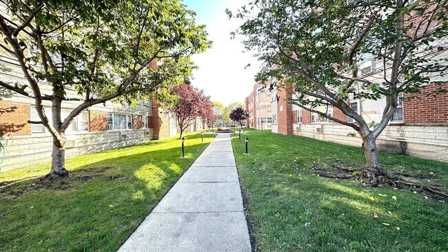 Building Photo - 2409 W Balmoral Ave