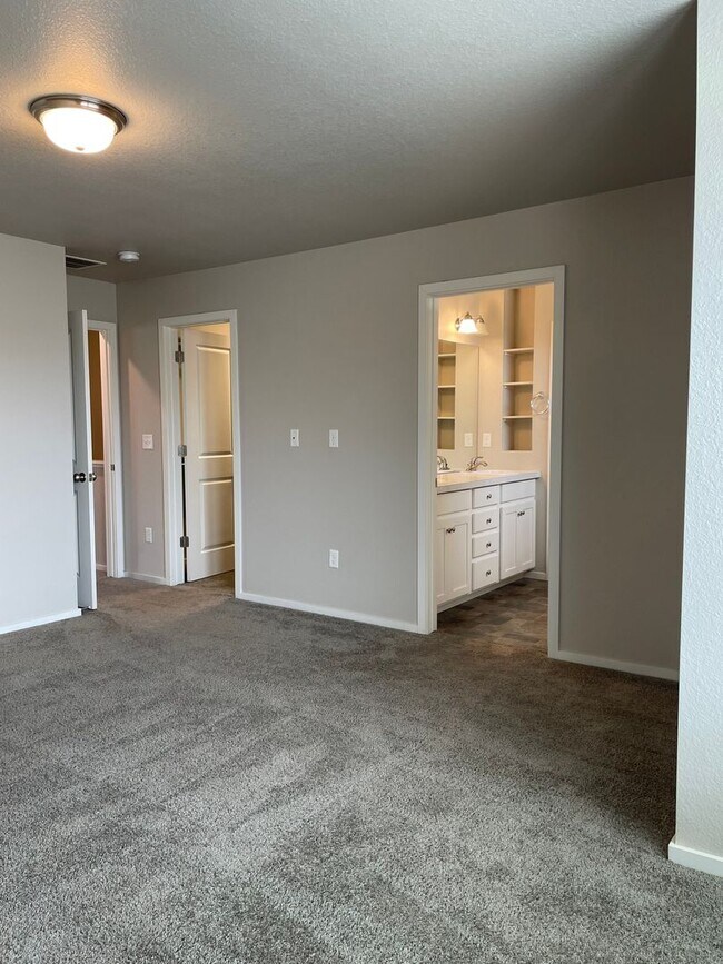 Building Photo - Luxury Rowhouse w/ 2-Car Garage in NE Ft. Collins