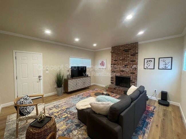 Building Photo - 1813 W Arbutus St