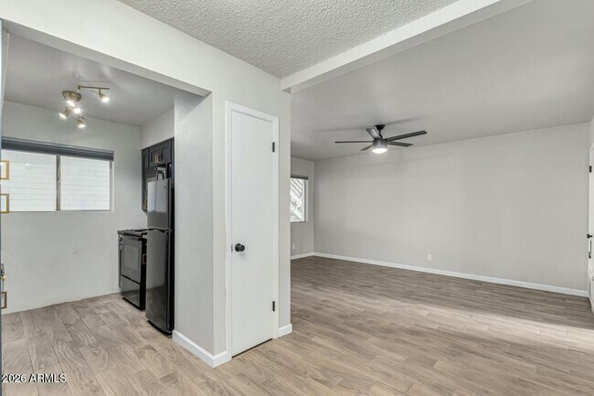 Building Photo - 721 E Montebello Ave