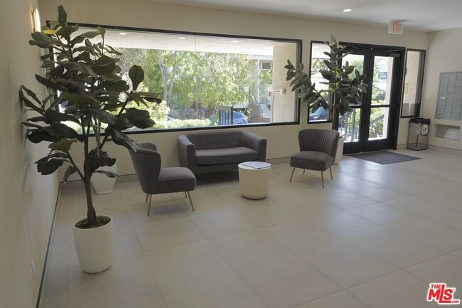 Building Photo - 723 Westmount Dr