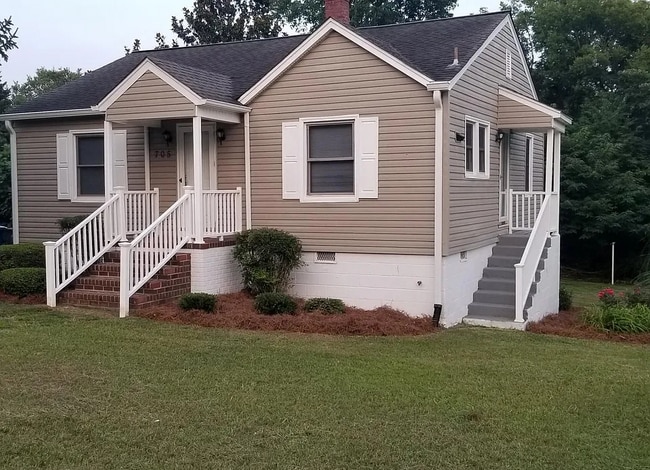Building Photo - 705 Veterans Dr