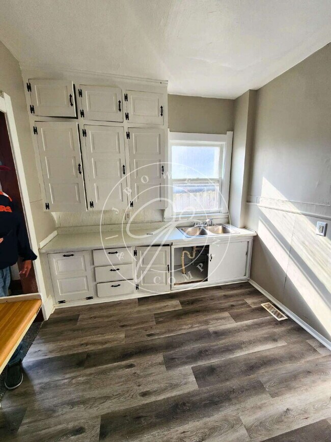 Building Photo - 1200 Sq foot lower duplex! Tons of space and character! Water included!