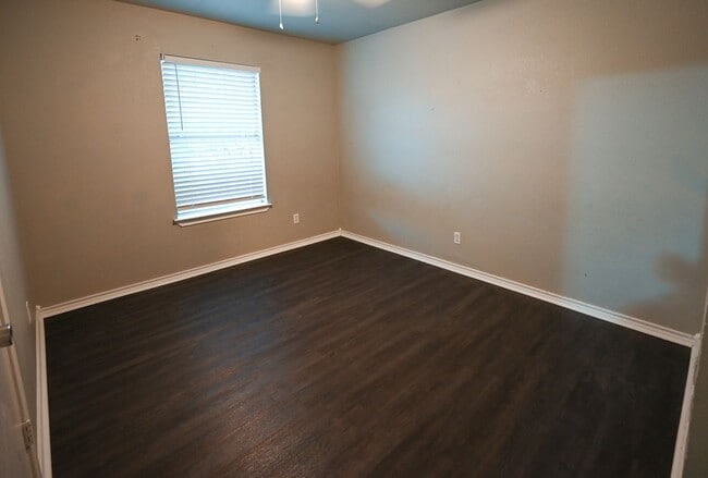 Building Photo - 606 N Sewell Dr