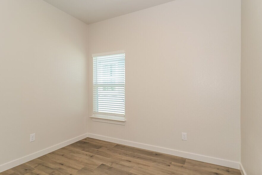 Building Photo - 1505 Woodwinds Dr