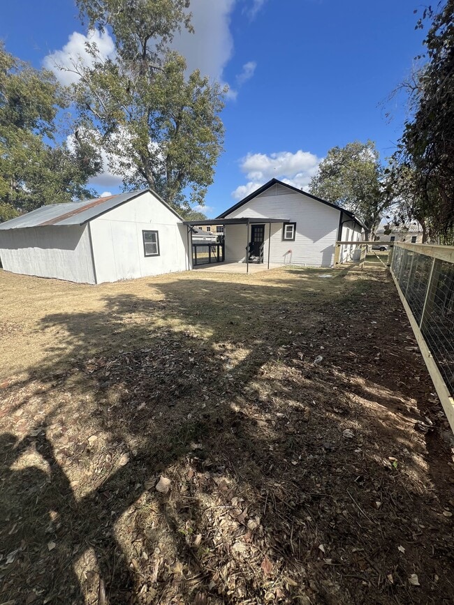 Building Photo - 1105 N Rusk St