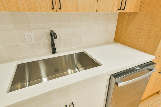 Building Photo - 162 Wallace St