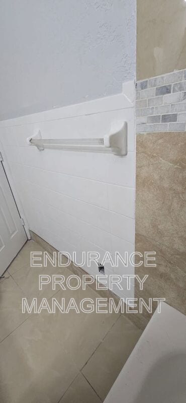 Building Photo - 809 W 5th St