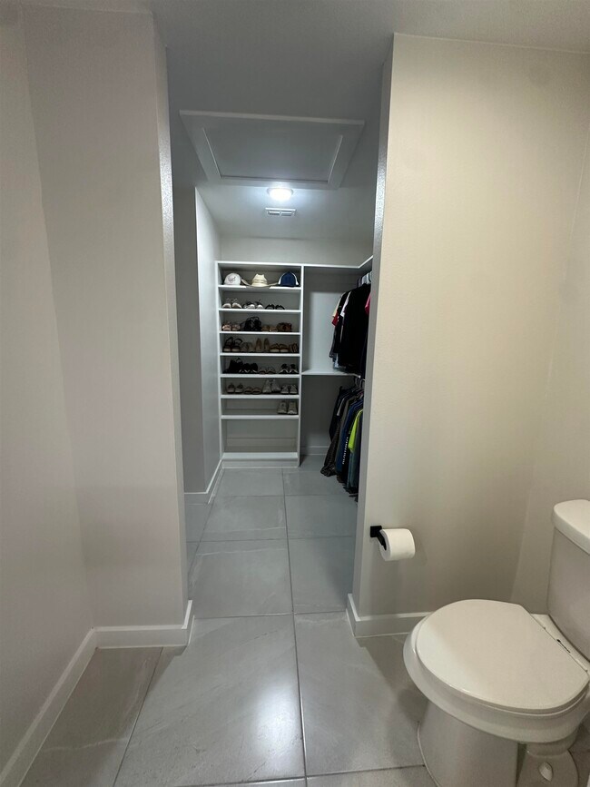 Building Photo - 4018 Ave Fenix Dr