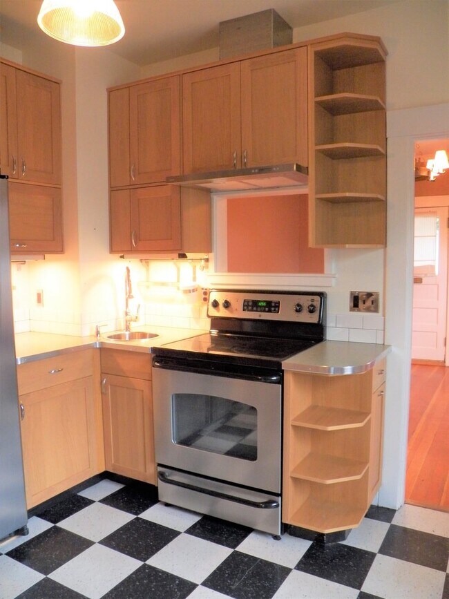Building Photo - Beautiful Cottage in the Hollywood Distric...