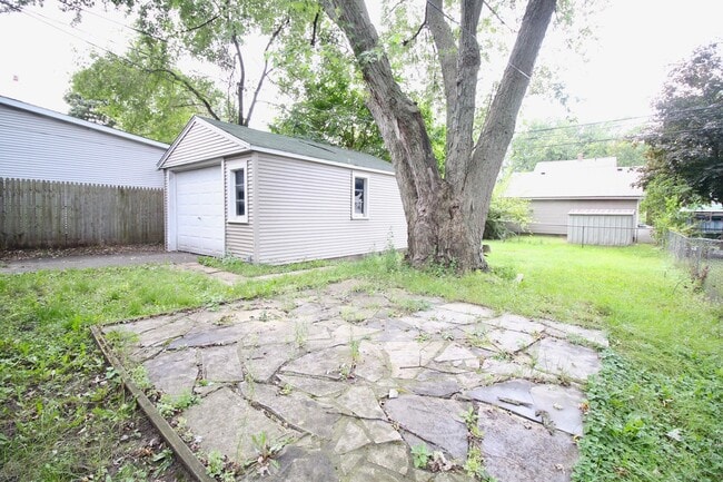 Building Photo - 3 bed 2 bath bungalow