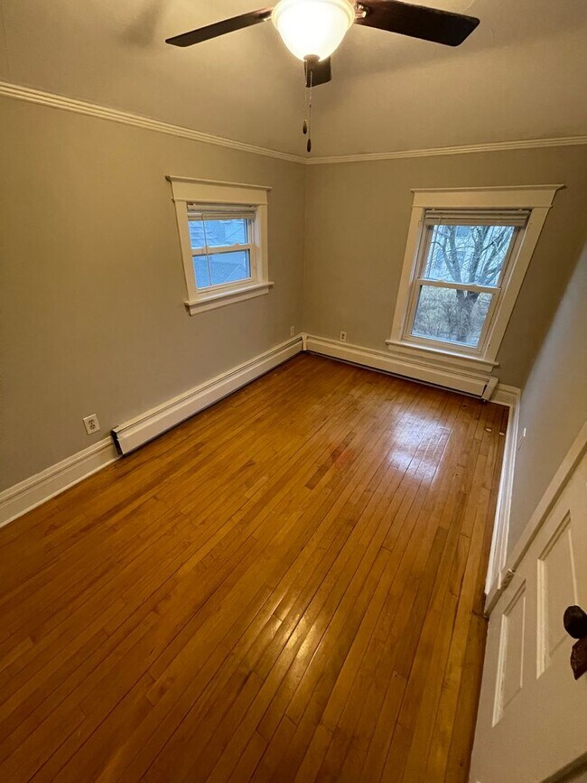 Building Photo - AVAILABLE Immediately! - Gorgeous 3 Bedroom 1 Bath Single Family Home!