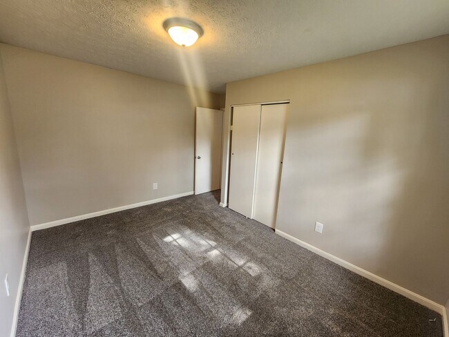 Building Photo - Updated 3 bedroom 1 bath in Fairdale with ...