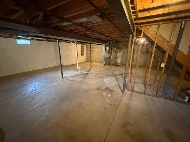 Building Photo - 527 Birch St