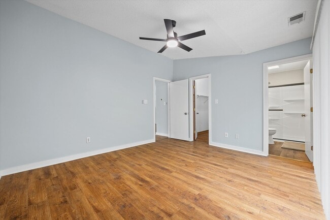 Building Photo - This beautifully maintained 2-bedroom, 2-bath 3rd Floor unit in Lake Wylie Woods is a Gem!