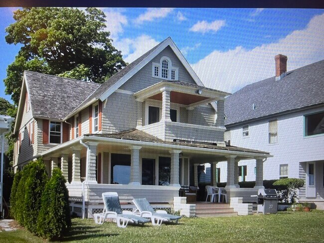 Primary Photo - 3 Crescent Bluff Ave