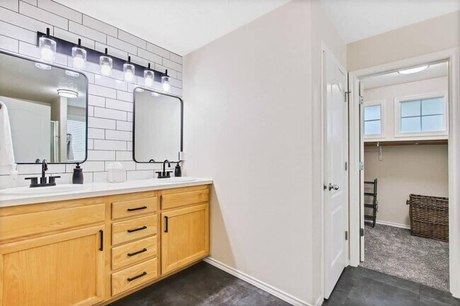 Building Photo - 2933 W Tubac Dr