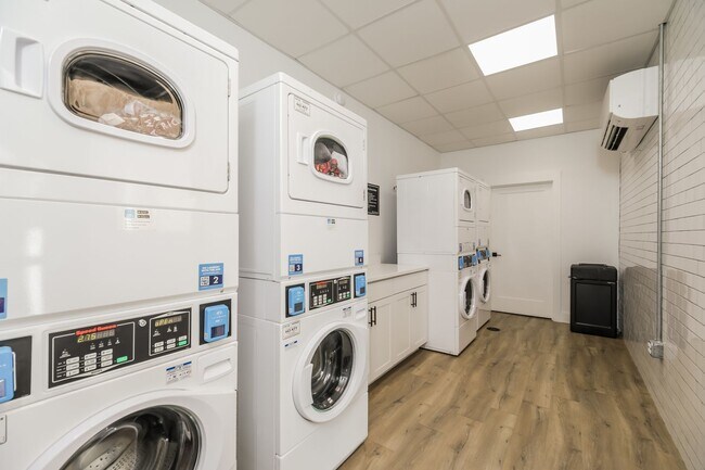 Building Photo - One Month Free ~ 1 bed/1 bath on King St.