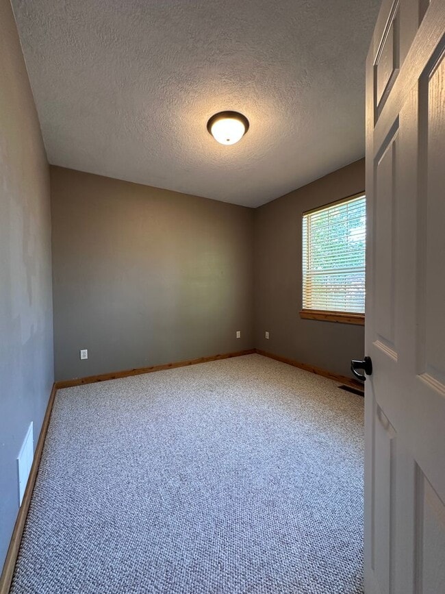 Building Photo - Cute Bungalow style home in Bozeman!  Move...