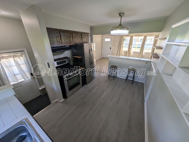Building Photo - Updated Vermilion Ranch with Full Basement