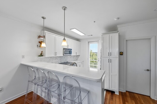 Building Photo - 380 Island Dr