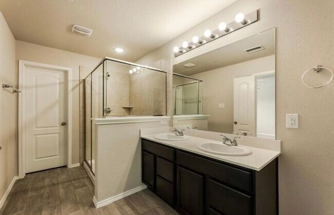 Building Photo - 3537 Brentwood Dr
