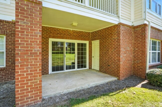 Building Photo - Move-in Ready: 2 Bedroom Condo!