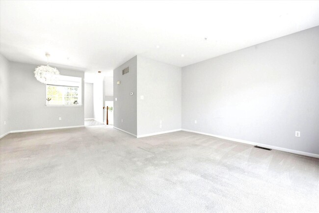 Building Photo - 248 Roosevelt Ave