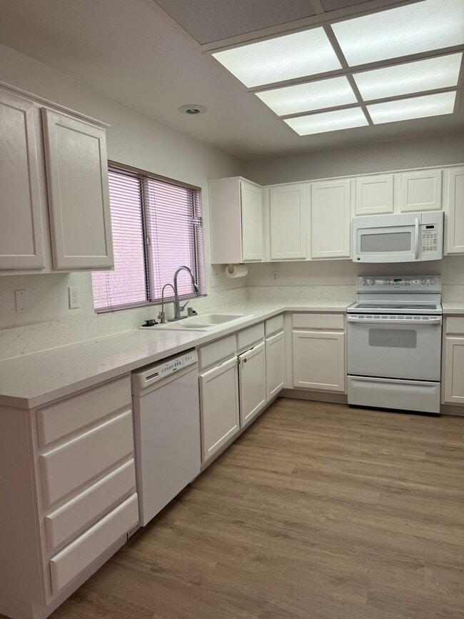Building Photo - 9528 Yucca Blossom Dr