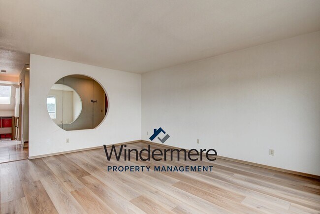 Building Photo - 3 bed 2 bath Condo with a View!