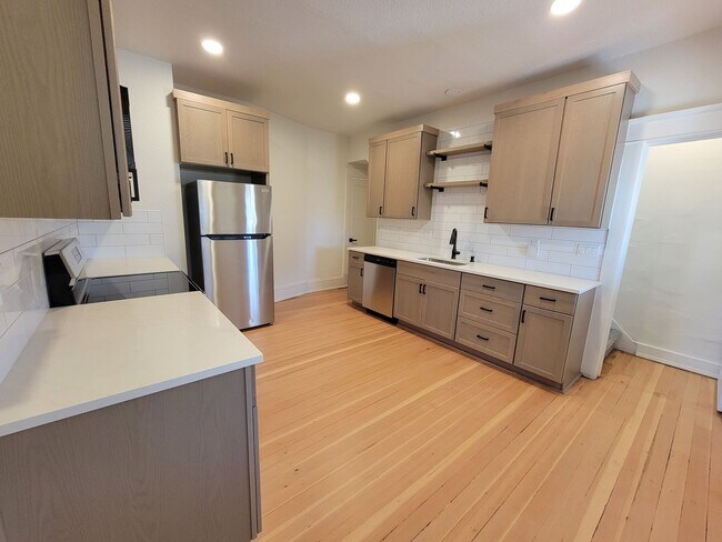 Building Photo - Don’t Miss This! Spacious 2 Bed, 2 Bath in North Portland