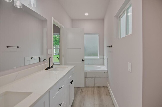 Building Photo - 12310 Glenview Dr
