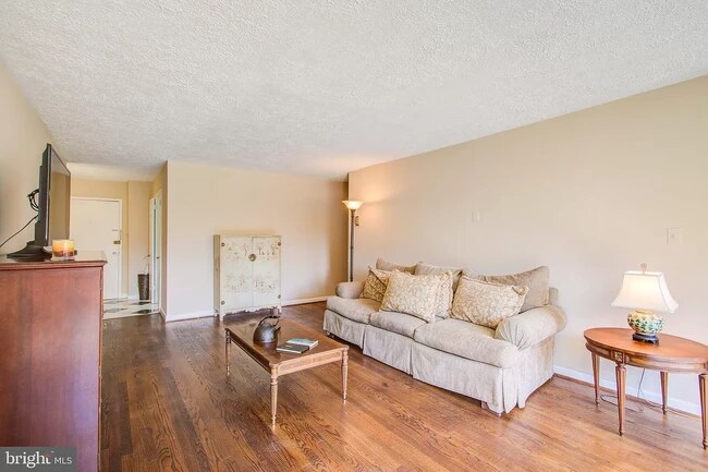 Living room (furniture to be cleared) - 118 Monroe St