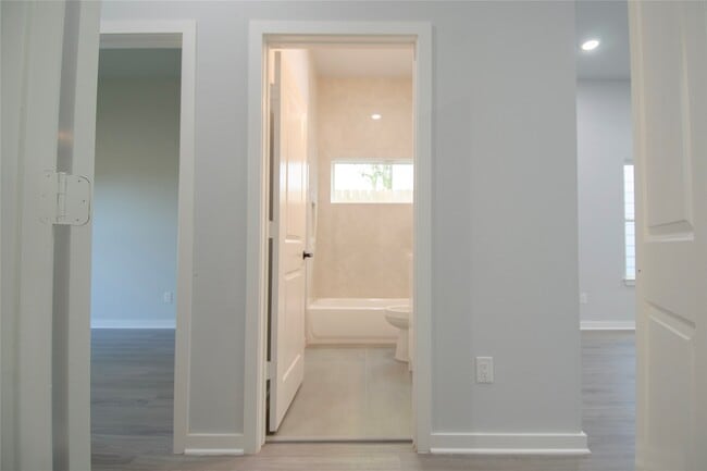 Building Photo - 2830 Mansfield St