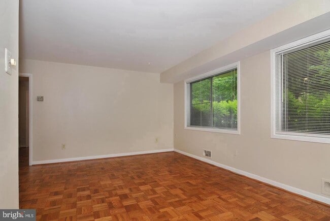 Building Photo - 10618 Kenilworth Ave