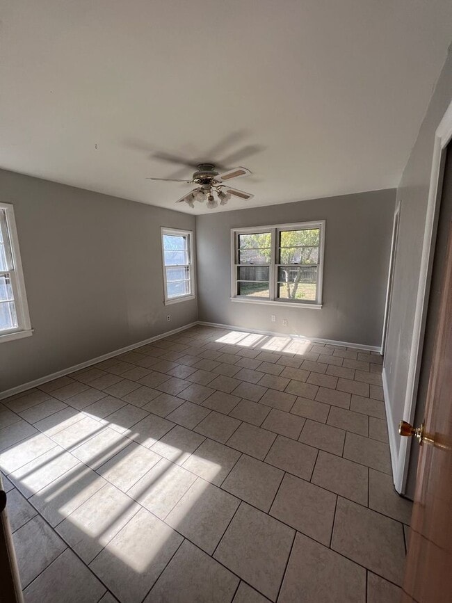 Building Photo - 3 bed, 2 living, 2 bath, 2 car garage
