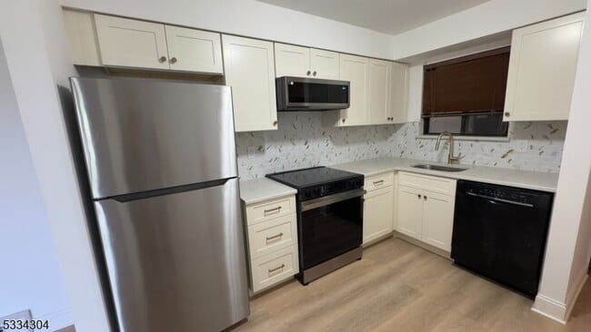 Building Photo - 5 Evergreen Dr
