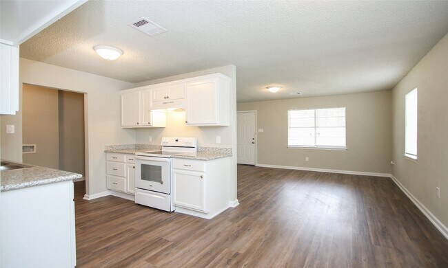 Building Photo - 6110 Glen Lee Dr