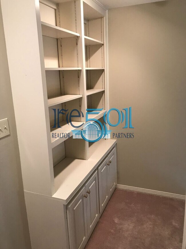 Building Photo - Pleasant Valley Condo