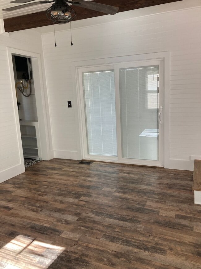 Building Photo - *READY FOR MOVE IN* Victorian Home In Reno