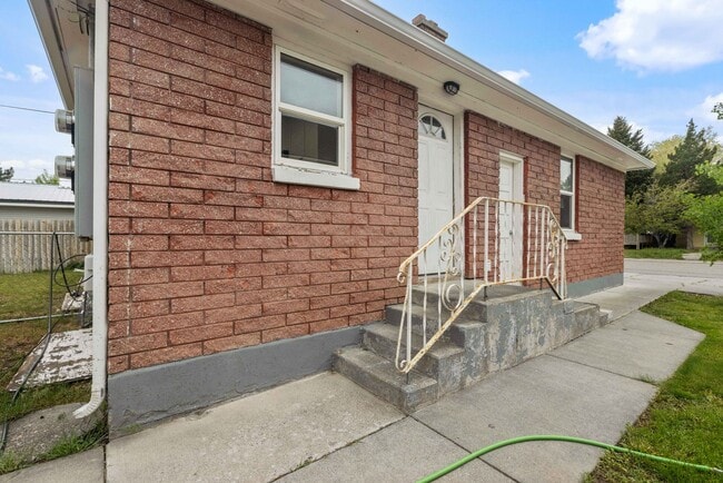 Building Photo - 345 W 17th St