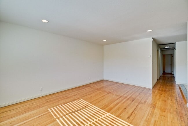 Building Photo - 1109 White Cliff Dr