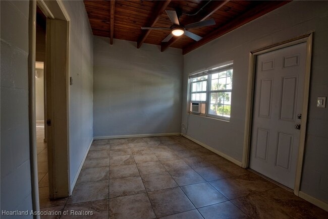 Building Photo - 2175 Lakeview Dr