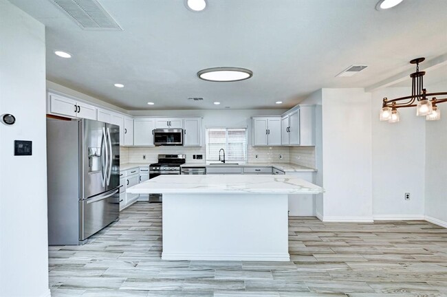 Building Photo - 12915 Stratford Heights Dr