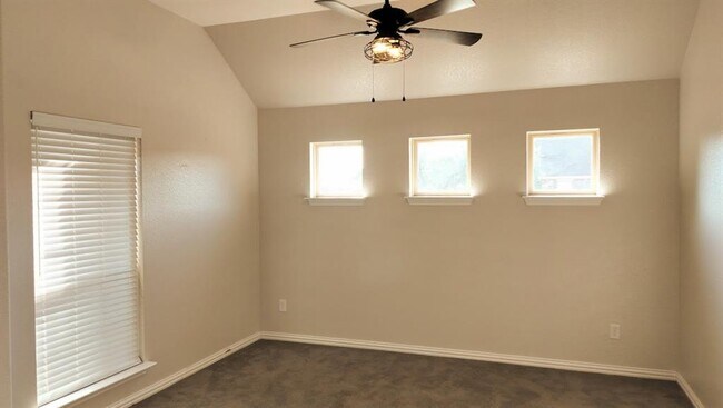 Building Photo - 1000 Farmhouse Dr